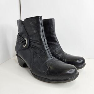 Clarks Women's Black Leather Ankle Boots Side Zip Pleated Accents Size 8